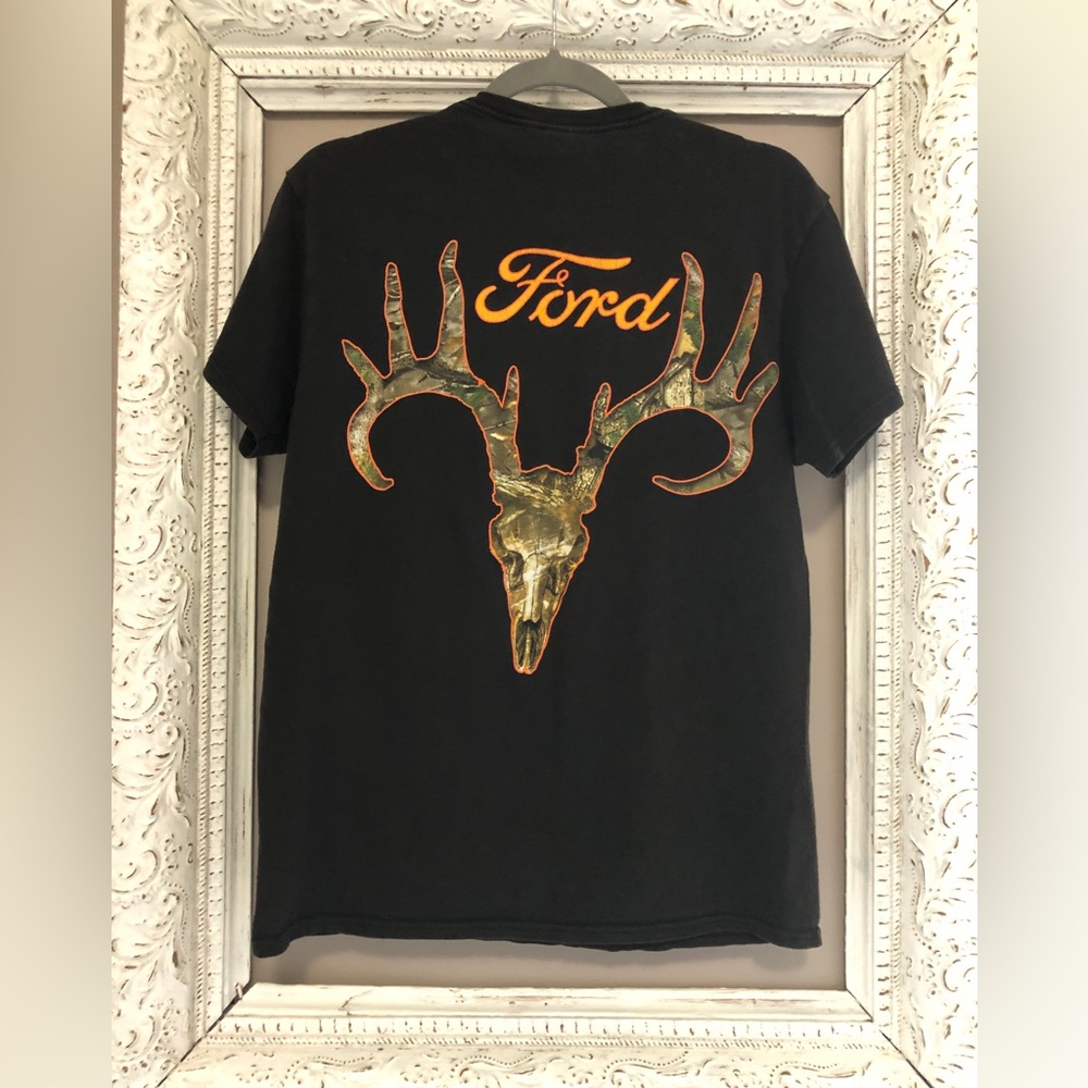 Retro Ford T-shirt with camo deer logo on back. Size M ❣️